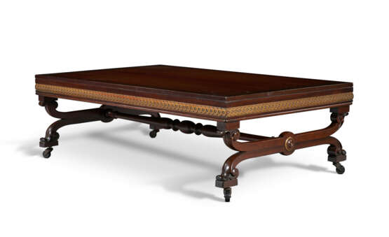 AN ENGLISH INDIAN ROSEWOOD AND PARCEL-GILT LOW TABLE - Foto 1