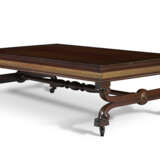 AN ENGLISH INDIAN ROSEWOOD AND PARCEL-GILT LOW TABLE - Foto 1