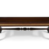 AN ENGLISH INDIAN ROSEWOOD AND PARCEL-GILT LOW TABLE - Foto 2