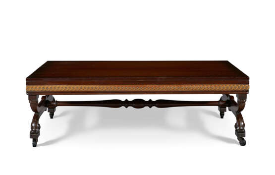 AN ENGLISH INDIAN ROSEWOOD AND PARCEL-GILT LOW TABLE - Foto 2