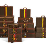 A SET OF FOUR: PERSONALIZED MONOGRAM CANVAS HARDSIDED SUITCASES WITH BRASS HARDWARE - Foto 2