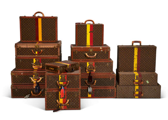 A SET OF FOUR: PERSONALIZED MONOGRAM CANVAS HARDSIDED SUITCASES WITH BRASS HARDWARE - Foto 2