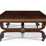 AN ENGLISH INDIAN ROSEWOOD AND PARCEL-GILT LOW TABLE - Foto 3