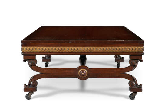 AN ENGLISH INDIAN ROSEWOOD AND PARCEL-GILT LOW TABLE - Foto 3