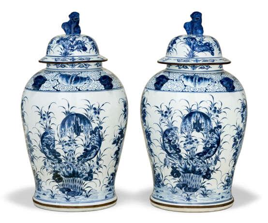 A PAIR OF CHINESE STYLE PORCELAIN BLUE AND WHITE VASES AND COVERS - фото 1