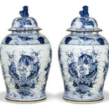 A PAIR OF CHINESE STYLE PORCELAIN BLUE AND WHITE VASES AND COVERS - фото 1