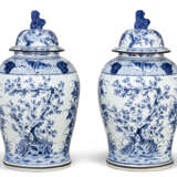 A PAIR OF CHINESE STYLE PORCELAIN BLUE AND WHITE VASES AND COVERS - фото 3