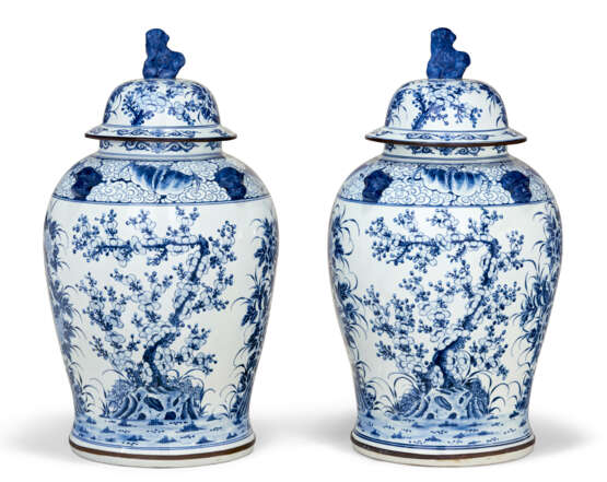 A PAIR OF CHINESE STYLE PORCELAIN BLUE AND WHITE VASES AND COVERS - фото 3