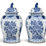 A PAIR OF CHINESE STYLE PORCELAIN BLUE AND WHITE VASES AND COVERS - фото 4