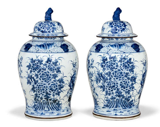 A PAIR OF CHINESE STYLE PORCELAIN BLUE AND WHITE VASES AND COVERS - фото 4