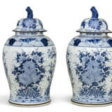 A PAIR OF CHINESE STYLE PORCELAIN BLUE AND WHITE VASES AND COVERS - фото 5