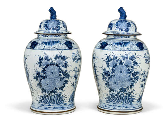 A PAIR OF CHINESE STYLE PORCELAIN BLUE AND WHITE VASES AND COVERS - фото 5