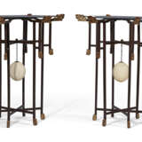 A PAIR OF REGENCY STYLE OCTAGONAL PARCEL-GILT SIDE TABLES WITH GLASS TOPS - фото 2