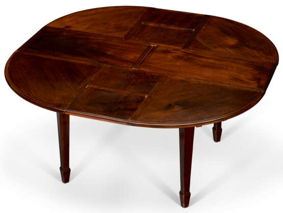 A GEORGE III STYLE MAHOGANY EXTENSION DINING TABLE - фото 1