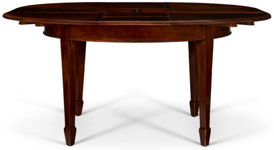 A GEORGE III STYLE MAHOGANY EXTENSION DINING TABLE - фото 3