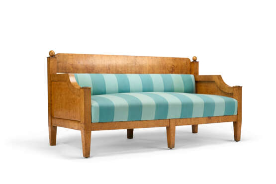 A RUSSIAN BURR-BIRCH SOFA - Foto 1