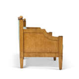 A RUSSIAN BURR-BIRCH SOFA - Foto 3