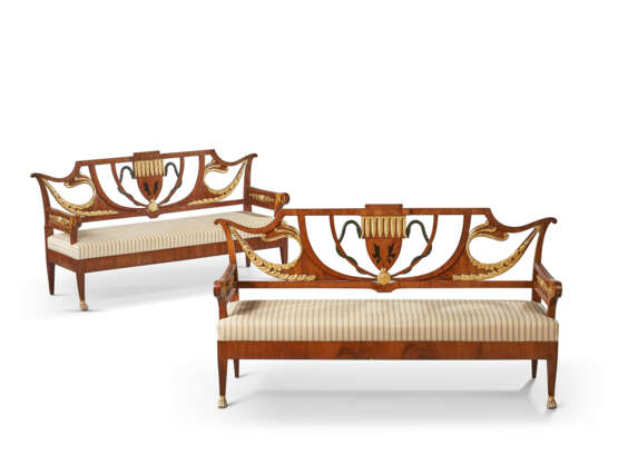 A PAIR OF BIEDERMEIER MAHOGANY, EBONIZED AND PARCEL-GILT SETTEES - фото 1