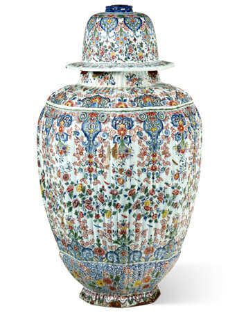 A MASSIVE DUTCH DELFT OR DUTCH DELFT STYLE VASE AND COVER - фото 1