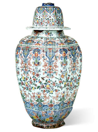 A MASSIVE DUTCH DELFT OR DUTCH DELFT STYLE VASE AND COVER - фото 3