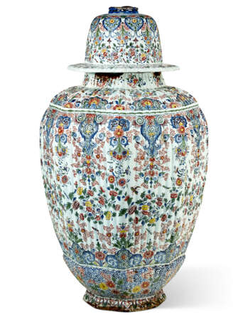 A MASSIVE DUTCH DELFT OR DUTCH DELFT STYLE VASE AND COVER - фото 6