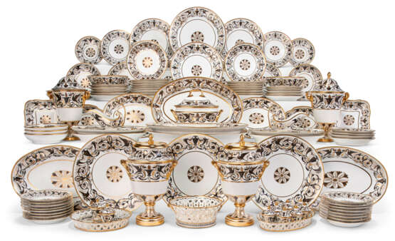 AN EXTENSIVE PARIS (LOCRE, RUSSINGER & POUYAT) PORCELAIN PART DINNER SERVICE - photo 1