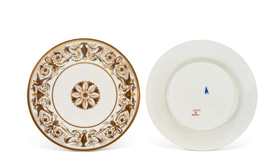 AN EXTENSIVE PARIS (LOCRE, RUSSINGER & POUYAT) PORCELAIN PART DINNER SERVICE - photo 2