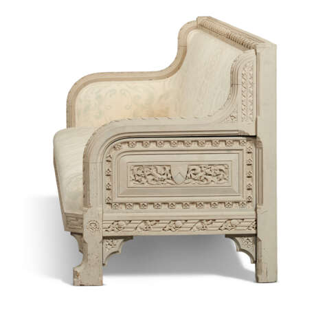 A GOTHIC REVIVAL WHITE-PAINTED SETTEE - фото 2