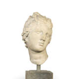 A WHITE MARBLE HEAD OF APHRODITE - Foto 1