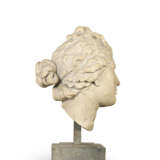 A WHITE MARBLE HEAD OF APHRODITE - Foto 2