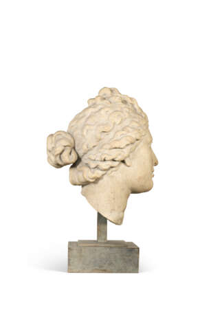 A WHITE MARBLE HEAD OF APHRODITE - Foto 2