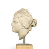 A WHITE MARBLE HEAD OF APHRODITE - Foto 3