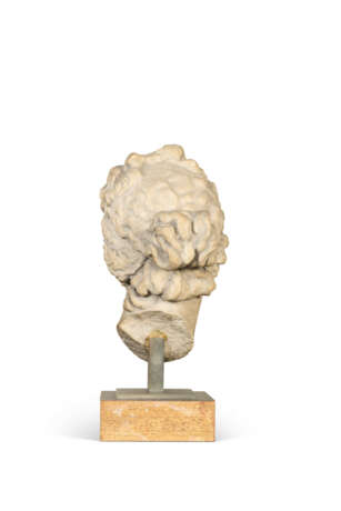 A WHITE MARBLE HEAD OF APHRODITE - Foto 4