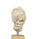 A WHITE MARBLE HEAD OF APHRODITE - Foto 4