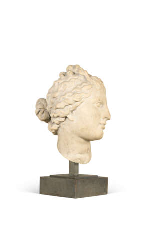 A WHITE MARBLE HEAD OF APHRODITE - Foto 5