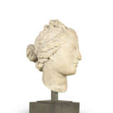 A WHITE MARBLE HEAD OF APHRODITE - Foto 5