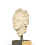 A WHITE MARBLE HEAD OF APHRODITE - Foto 6