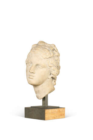 A WHITE MARBLE HEAD OF APHRODITE - Foto 6