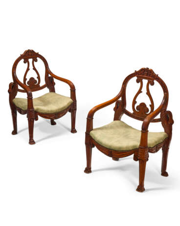 A PAIR OF NORTH EUROPEAN MAHOGANY FAUTEUILS - Foto 1