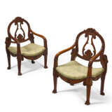 A PAIR OF NORTH EUROPEAN MAHOGANY FAUTEUILS - Foto 1