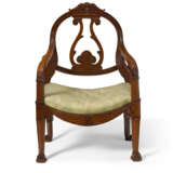 A PAIR OF NORTH EUROPEAN MAHOGANY FAUTEUILS - Foto 3