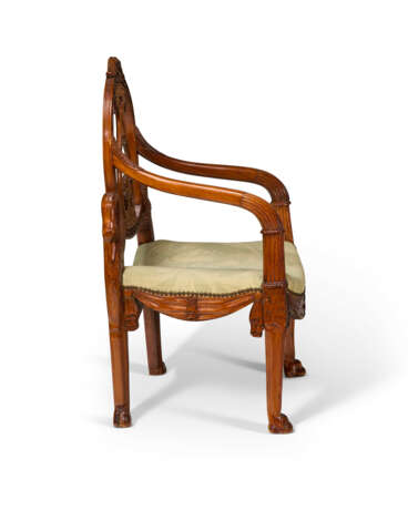 A PAIR OF NORTH EUROPEAN MAHOGANY FAUTEUILS - Foto 4