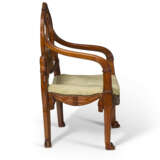 A PAIR OF NORTH EUROPEAN MAHOGANY FAUTEUILS - Foto 4