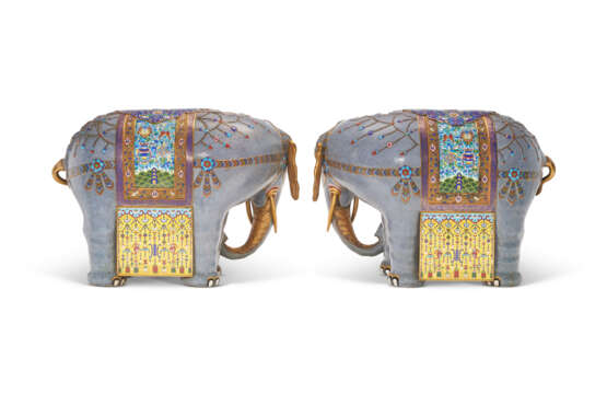 A PAIR OF LARGE CHINESE CLOISONN&#201; ENAMEL FIGURES OF ELEPHANTS - фото 3