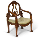 A PAIR OF NORTH EUROPEAN MAHOGANY FAUTEUILS - Foto 5