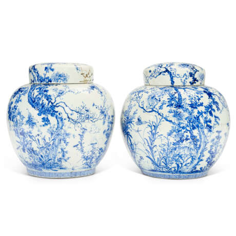 A PAIR OF JAPANESE BLUE AND WHITE PORCELAIN JARS AND COVERS - Foto 1