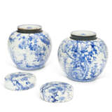 A PAIR OF JAPANESE BLUE AND WHITE PORCELAIN JARS AND COVERS - Foto 4