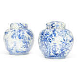 A PAIR OF JAPANESE BLUE AND WHITE PORCELAIN JARS AND COVERS - Foto 5