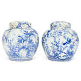 A PAIR OF JAPANESE BLUE AND WHITE PORCELAIN JARS AND COVERS - Foto 6