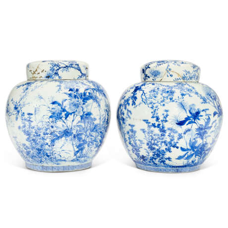 A PAIR OF JAPANESE BLUE AND WHITE PORCELAIN JARS AND COVERS - Foto 6